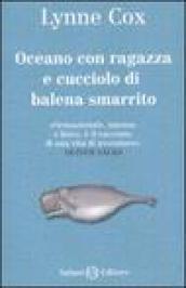 Oceano con ragazza e cucciolo di balena smarrito