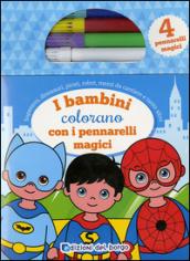 I bambini colorano con i pennarelli magici. Con gadget