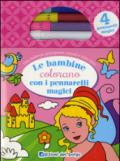 Le bambine colorano con i pennarelli magici. Con gadget