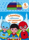 I bambini colorano con i pennarelli magici. Con 4 pennarelli magici