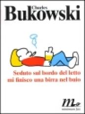 Seduto sul bordo del letto mi finisco una birra nel buio