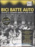 Bici batte auto. Creativi & guerrieri urbani su due ruote. Con DVD