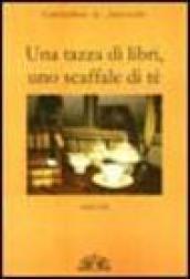 Una tazza di libri, uno scaffale di tè