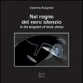 Nel regno del nero silenzio. Testo inglese a fronte. Ediz. illustrata. Con CD Audio