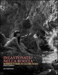 Incastonate nella roccia. Morbide forme di calore nudo