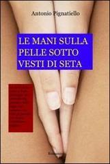 Le mani sulla pelle sotto vesti di seta