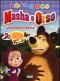 Una piccola peste. Masha e Orso. Libro gioco. Con adesivi. Ediz. illustrata