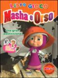 Una gran pasticciona. Masha e Orso. Libro gioco. Con adesivi. Ediz. illustrata