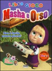 Non è facile essere piccoli. Masha e Orso. Libro gioco. Con adesivi. Ediz. illustrata