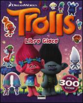 Trolls. Libro gioco. Con adesivi. Ediz. illustrata