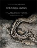 Tra madre e terra-Between mother and earth. Ediz. bilingue