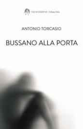 Bussano alla porta