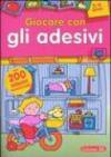 Giocare con gli adesivi. 3-4 anni