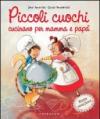 Piccoli cuochi cucinano per mamma e papà