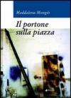 Il portone sulla piazza